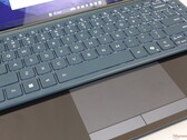 I due touchscreen possono essere versatili, ma la tastiera e il clickpad virtuale possono essere scomodi da usare (Fonte: Notebookcheck)